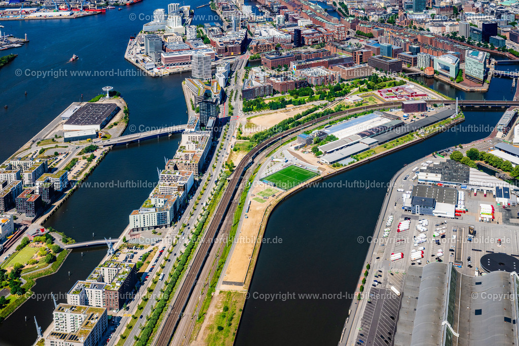 Hamburg_Oberhafen_Baakenhafen_Hafencity_ELS_0499200625 | HAMBURG 16.06.2025 Stadtansicht des Innenstadtbereiches der Hafencity am Ufer der Elbe an der Oberhafentunnel, Versmannstraße in Hamburg, Deutschland. Weiterführende Informationen bei: HafenCity Hamburg GmbH. // City view on down town der Hafencity on Ufer of Elbe on street Oberhafentunnel, Versmannstrasse in Hamburg, Germany. Further information at: HafenCity Hamburg GmbH. Foto: Martin Elsen