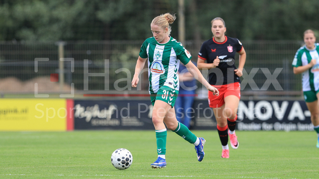 Fussball, Testspiel Frauen, FC Twente Enschede - SV Werder Bremen | Elena Dhont (SV Werder Bremen, 31) am Ball, Einzelbild, Ganzkörper, Aktion, Action, Spielszene