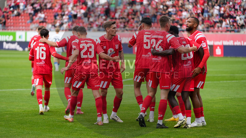 Fußball, Herren, Saison 2025/2026, Regionalliga Nordost, 5. Spieltag, Hallescher FC vs. FSV 63 Luckenwalde, Dienstag 26.08.2025, Leuna-Chemie-Stadion Halle, | Fußball, Herren, Saison 2025/2026, Regionalliga Nordost, 5. Spieltag, Hallescher FC vs. FSV 63 Luckenwalde, Dienstag 26.08.2025, Leuna-Chemie-Stadion Halle, Im Bild: Jubel beim Halleschen FC nach dem Führungstreffer durch Pierre Weber. - Realisiert mit Pictrs.com