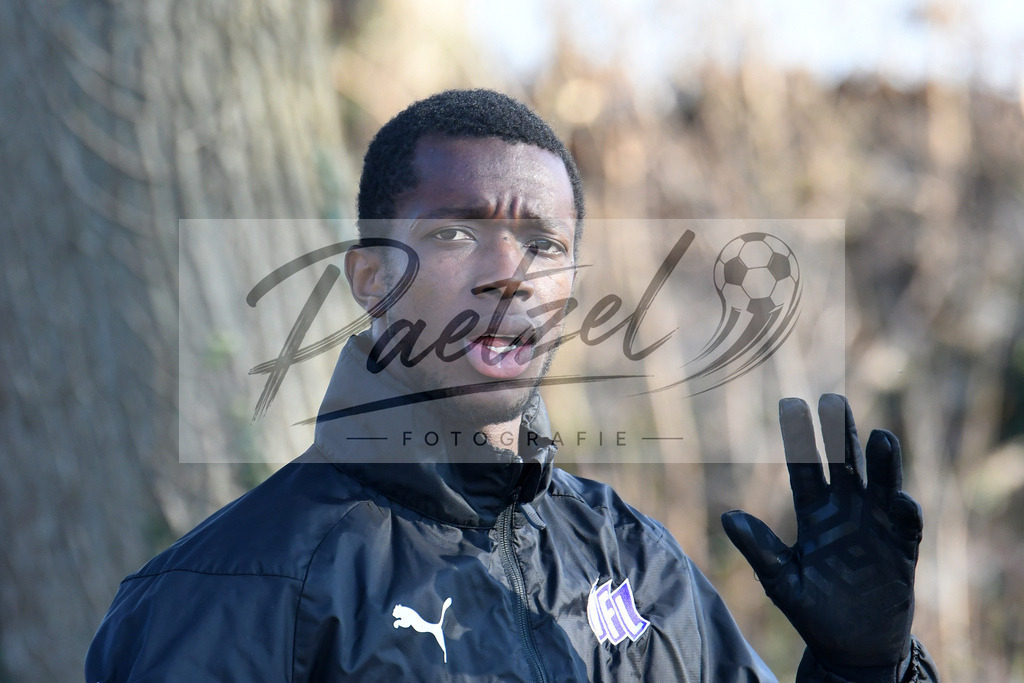 20200207_TRAOSN_0099 | Fußball, Herren: Assan Ceesay (VfL Osnabrueck) gestikuliert waehrend der Trainingseinheit des VfL Osnabrueck im Sportpark Illoshoehe am 07.02.2020 in Osnabrueck, Deutschland. - Realisiert mit Pictrs.com