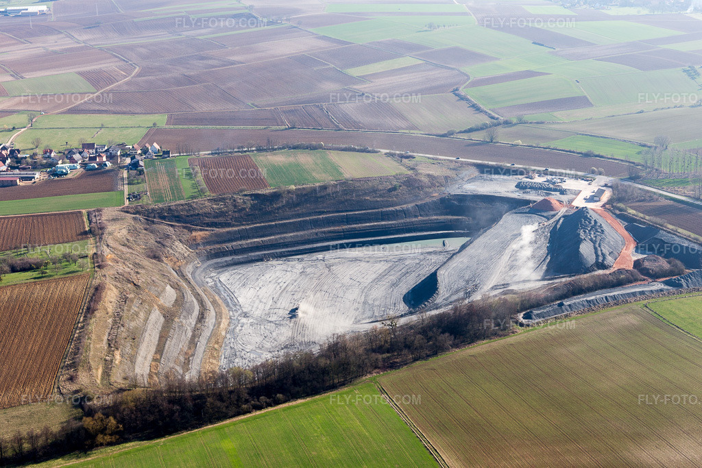 Aerial view: Terrain and overburden areas of the gravel open-pit mine in Lixhausen in the state Bas-Rhin, France. – Photo: IMG_097527.jpg taken on 03/16/2017 by Werner Riehm/FLY-FOTO.com – Resolution of the original: 5472 x 3648 px