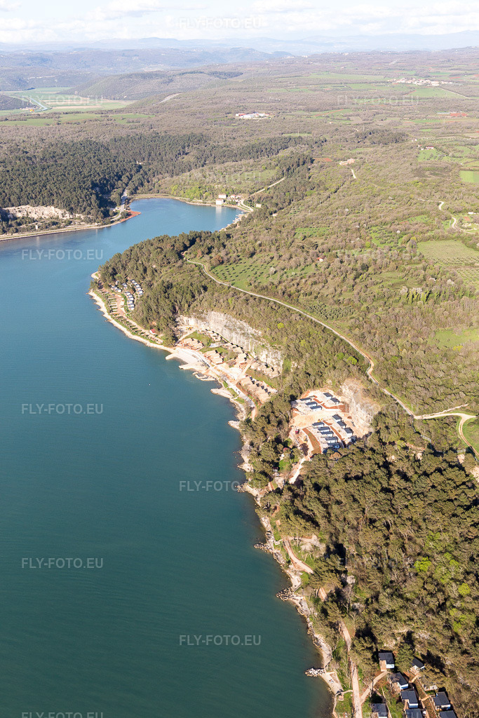 Vue aérienne: Vue de la ville à Antenal dans le département Gespanschaft Istrien, Croatie. Photo: IMG_106073.jpg prise le 13/04/2018 par Werner Riehm/FLY-FOTO.eu – Résolution de l'original: 3648 x 5472 px