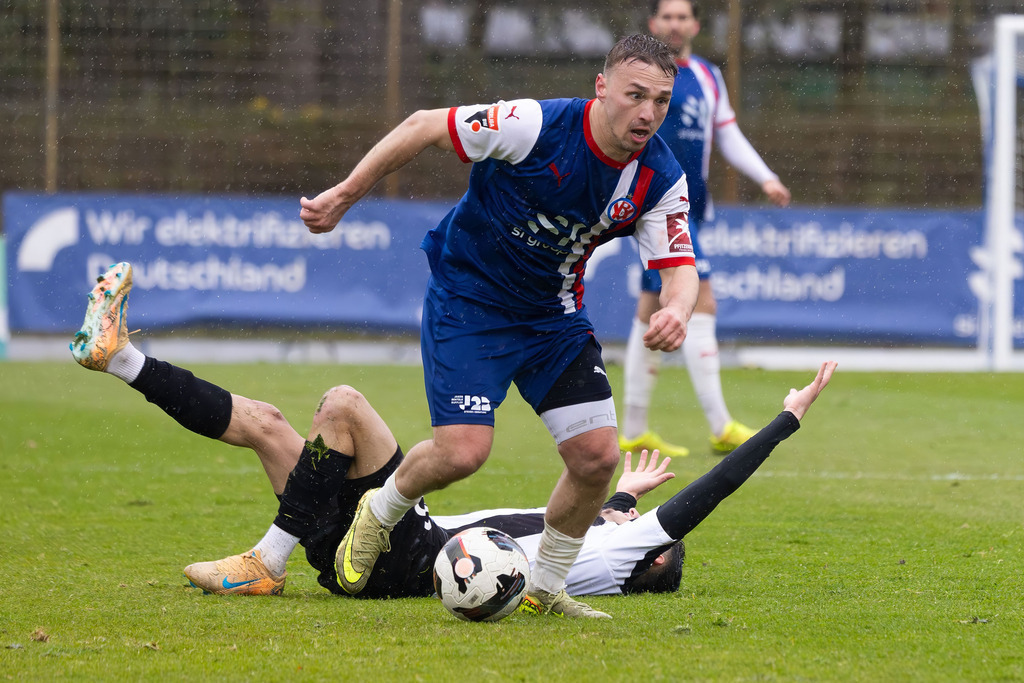 Fußball, Oberliga Baden-Württemberg 2025/26, 25. Spieltag: VfR Mannheim gegen VfR Aalen | Fußball, Oberliga Baden-Württemberg 2025/26, 25. Spieltag: VfR Mannheim gegen VfR Aalen***Der dynamische Vorstoß von Alexandru Paraschiv (14, Mannheim) konnte nur durch ein Foul, das zum Elfmeter führte, gestoppt werden - Realisiert mit Pictrs.com