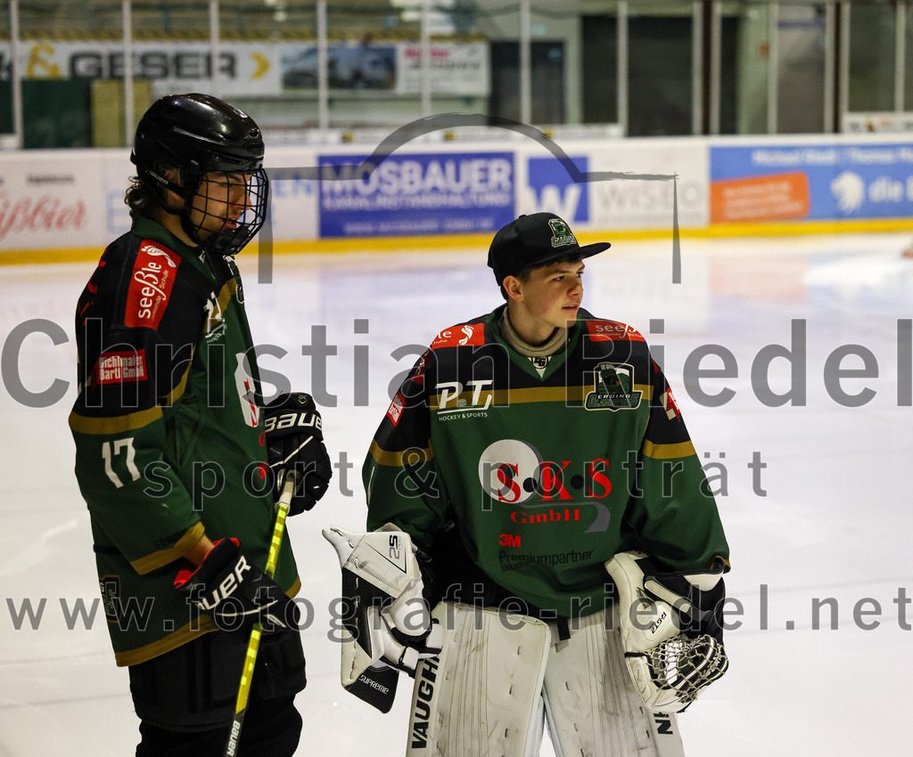 2022-11-26_007_TSV_Erding_gegen_ESC_Geretsried | Erding, Deutschland, 26.11.2022:
Eishockey, Bayernliga U20 2022 / 2023, xx. Spieltag, TSV Erding gegen ESC Geretsried, Endergebnis: 5:3

Lucas Lehner (Erding Gladiators, #17), Torwart Niklas Schlammer (Erding Gladiators, #1)

Foto: Christian Riedel / fotografie-riedel.net