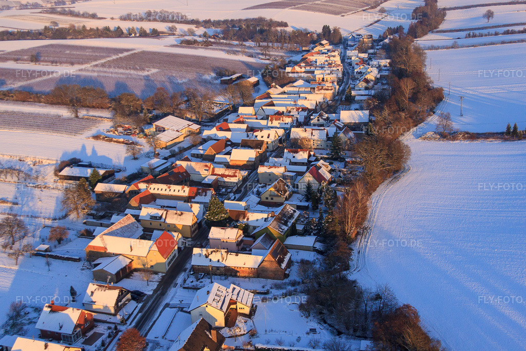 Luftbild: Dorfansicht aus Westen im Winter bei Schnee in Vollmersweiler im Bundesland Rheinland-Pfalz in Deutschland. Foto: IMG_54748.jpg vom 08.12.2012 durch Werner Riehm/FLY-FOTO.de