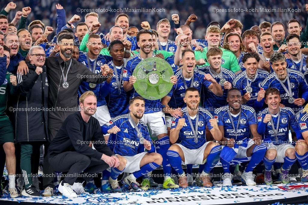 S0417052602014 | 17.05.2026, Fußball, FC Schalke 04 - Eintracht Braunschweig, 34. Spieltag, 2. Fußball Bundesliga, Veltins-Arena Gelsenkirchen, Saison 2025 2026: Schalke 04 ist Meister der 2. Bundesliga. Die Mannschaft gewinnt die Meisterschaft und steht jubelnd auf dem Spielfeld. Freude und Emotionen nach dem Sieg. Gruppenbild Mannschaftsbild mit Kenan Karaman&nbsp;&nbsp;(Schalke04 #19) mit der Meisterschale DFB regulations prohibit any use of photographs as image sequences and or quasi-video.