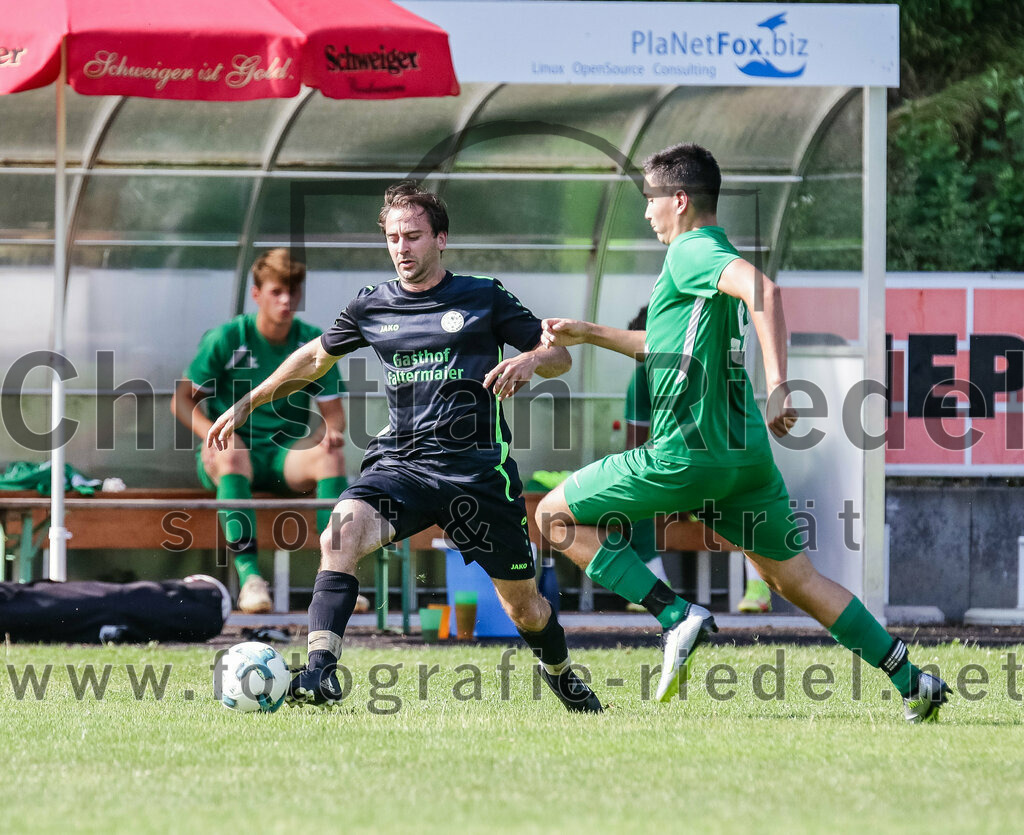 2023-07-09_036_FC_Forstern_gegen_SpVgg_Neuching | Forstern, Deutschland, 09.07.2023:
Fußball, Kreisklasse 2023 / 2024, Testspiel, FC Forstern gegen SpVgg Neuching, Endergebnis: 2:4

Johann Schindlbeck (SpVgg Neuching, #5), Mikail Can (FC Forstern, #9)

Foto: Christian Riedel / fotografie-riedel.net