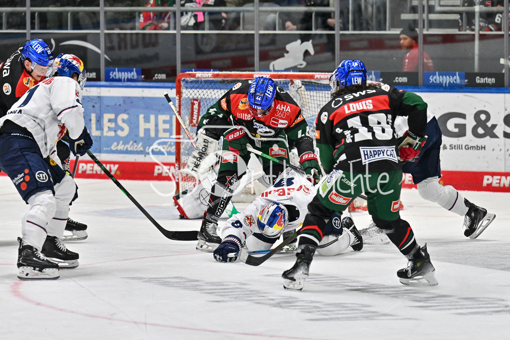 Augsburger Panther - EHC RB München | in dieser Szene bringt Nolan ZAJAC (Augsburger Panther #44) Tobias RIEDER (EHC RB Muenchen 8) zu Fall / DEL: Augsburger Panther - EHC RB Muenchen, Curt Frenzel Stadion am 16.01.2025
