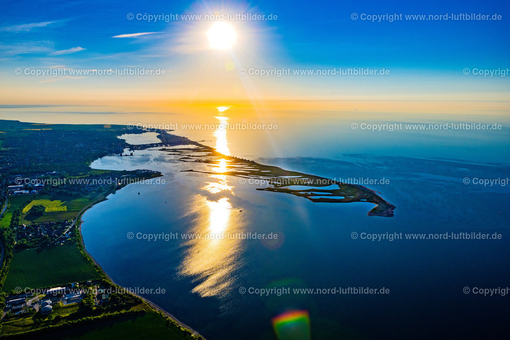 Heiligenhafen_Sonnuntergang_ELS_8916030622 | GROßENBRODE 03.06.2022 Spiegelung und Sonnen- Strahlen Reflektion auf der Wasser - Oberfläche in Großenbrode an der Ostseeküste im Bundesland Schleswig-Holstein, Deutschland. // Reflection and sun rays reflection on the water - surface in Grossenbrode on the Baltic Sea coast in the state Schleswig-Holstein, Germany. Foto: Martin Elsen