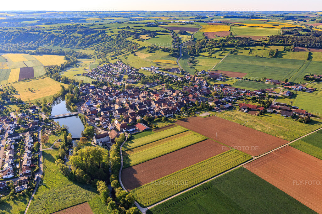 Luftbild: Ortsansicht mit Tauberstrand aus Westen im Ortsteil Elpersheim in Weikersheim im Bundesland Baden-Württemberg in Deutschland. Foto: IMG_146385.jpg vom 10.05.2025 durch Werner Riehm/FLY-FOTO.de