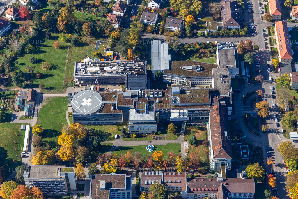Luftbild: Klinikgelände des Krankenhauses Ev. Diakonissenanstalt Karlsruhe-Rüppurr im Ortsteil Rüppurr in Karlsruhe im Bundesland Baden-Württemberg in Deutschland. Foto: IMG_129995.jpg vom 24.10.2021 durch Werner Riehm/FLY-FOTO.de