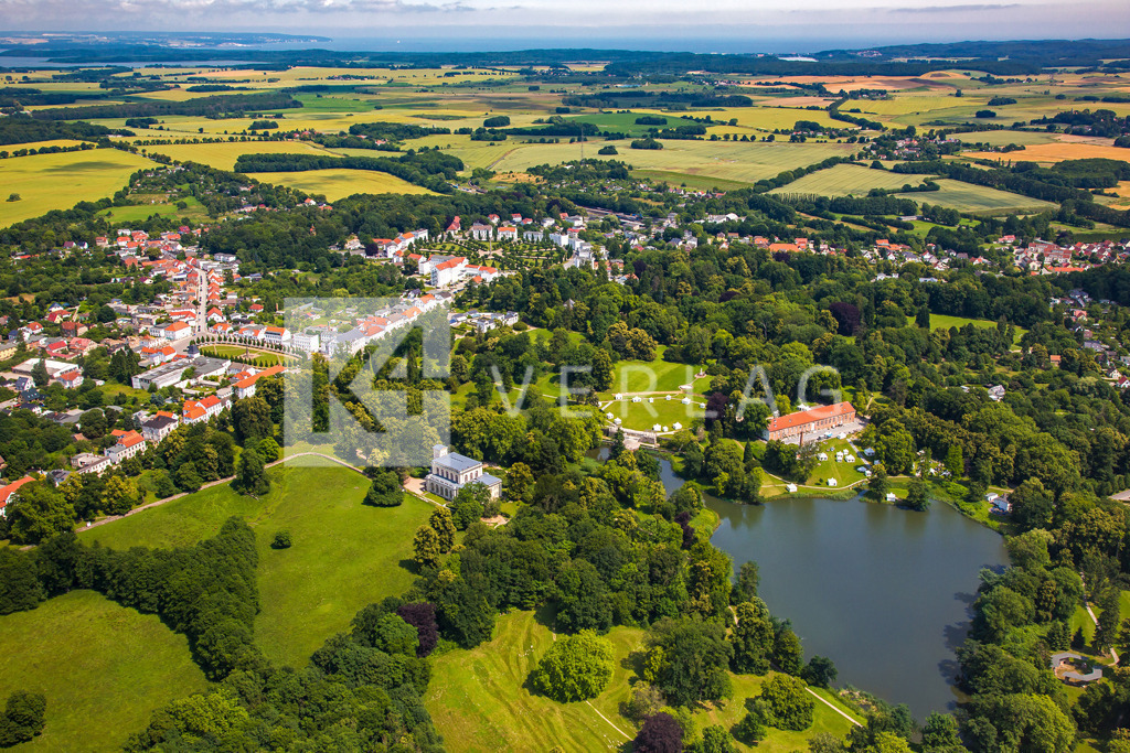 Wandbild-Putbus-Luftbild-Ostsee-FOCO7469 | Putbus – die jüngste Stadt der Insel Rügen - Realisiert mit Pictrs.com