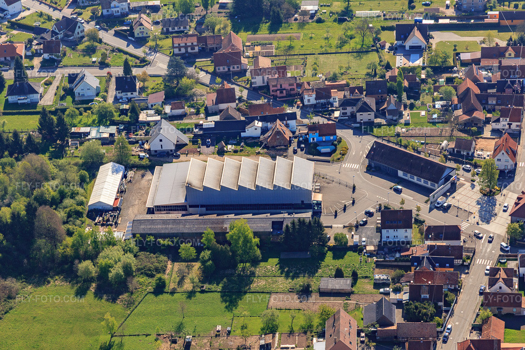 Aerial view: Willem Metalworks in Gumbrechtshoffen in the state Bas-Rhin, France. – Photo: IMG_099495.jpg taken on 04/30/2017 by Werner Riehm/FLY-FOTO.com – Resolution of the original: 5472 x 3648 px – WWW.METALLERIE-WILLEM.FR