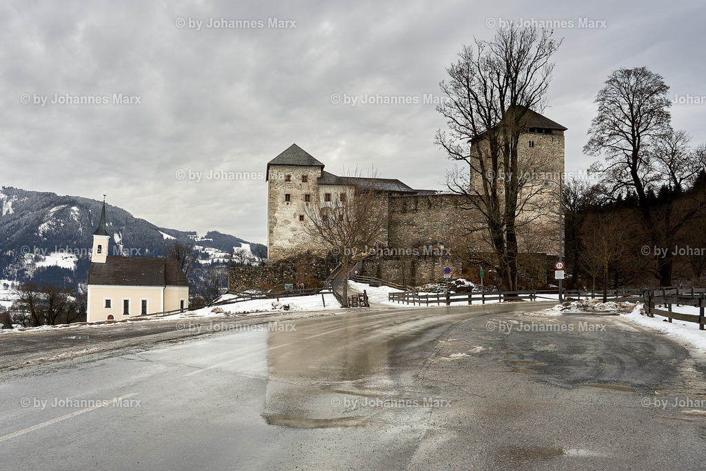 Wolken versprechen Neuschnee an der Burg Kaprun | Professionelle Landschaftsfotografie, Inneneinrichtung, Kunst für Ihre Wohnung, Kanzlei, Praxis oder als Geschenk. Aussuchen und einfach liefern lassen. Raumgestaltungsberatung auf Anfrage. - Realisiert mit Pictrs.com