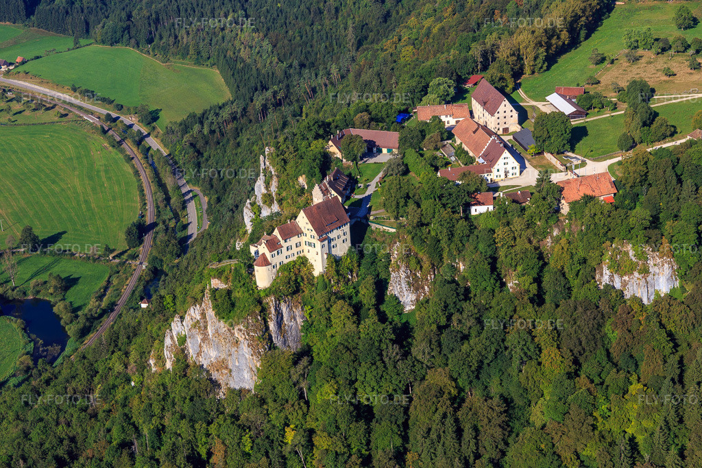 Luftbild: Schloss Werenwag (Langenbrunn) am Schreyfels Kletterfelsen über der Donau im Ortsteil Hausen im Tal in Beuron im Bundesland Baden-Württemberg in Deutschland. Foto: IMG_094229.jpg vom 27.08.2016 durch Werner Riehm/FLY-FOTO.deSCHLOESSER-BAWUE.DE.TL