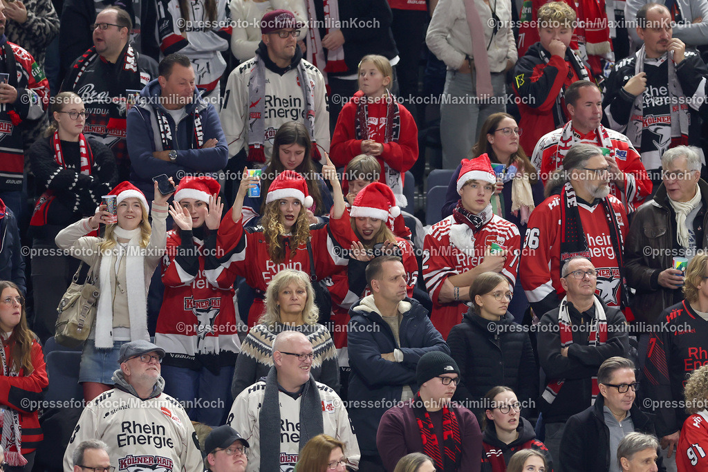 KEC22122401066 | 22.12.2024, Eishockey, DEL, Kölner Haie - Straubing Tigers, Spieltag 29, Lanxess-Arena Köln: Feature Haiefans Fans mit Weihnachtsmützen feuern die Haie an
