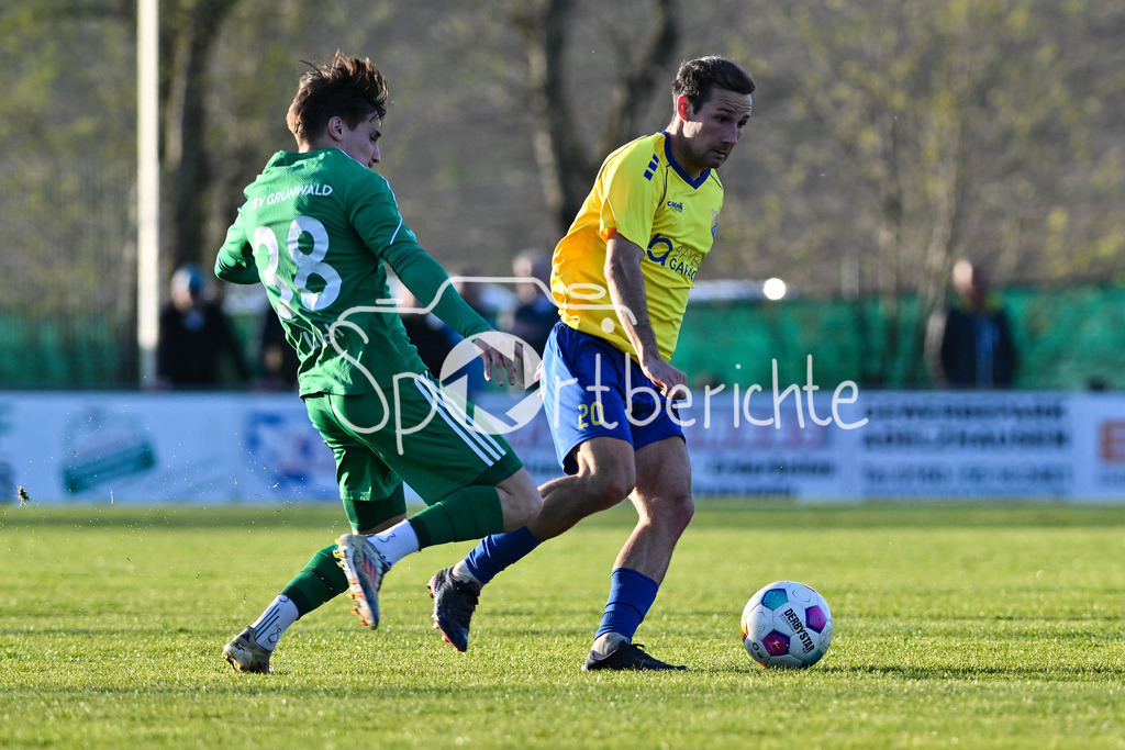 FC Pipinsried - TSV Grünwald | im Duell David LUCKSCH (TSV Gruenwald 38) und Fabian BENKO (FCP #20) / Zweiampf / Bayernliga Sued: FC Pipinsried - TSV Gruenwald, Kuechenstadel Arena am 11.04.2025
