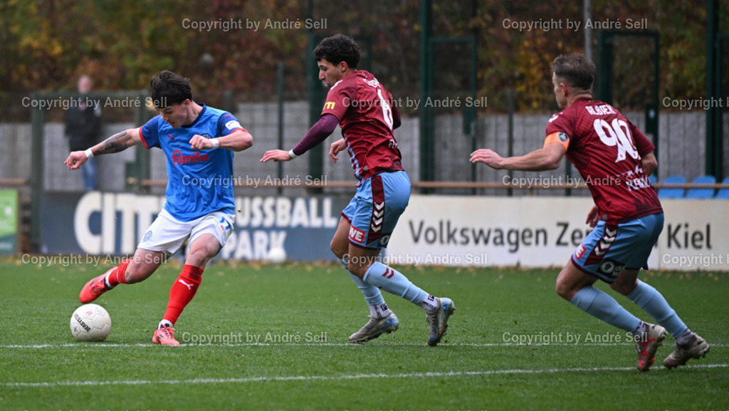 Holstein Kiel II vs SC Weiche Flensburg | Matthew Meier (Holstein #17) / Mohamed Cherif (Weiche #6) &amp; Mads Albaek (Weiche #90) - Fußball-Regionalliga Nord Männer 2024/2025 / Holstein Kiel II vs SC Weiche Flensburg / Citti Fussball Park - Projensdorf / Kiel / 03.11.24 - Realisiert mit Pictrs.com