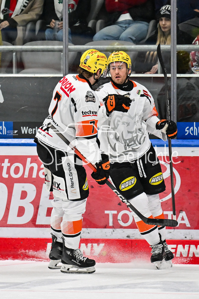 Augsburger Panther - Löwen Frankfurt | Jubel der Gäste nach dem Anschluss zum 5-3 durch Christopher WILKIE (Löwen Frankfurt 84) / Tor / Torschuetze / Freude / Happy beim match zwischen den Augsburger Panthern und den Löwen Frankfurt am 8. Spieltag der Penny DEL im Curt Frenzel Stadion am 19.10.2025
