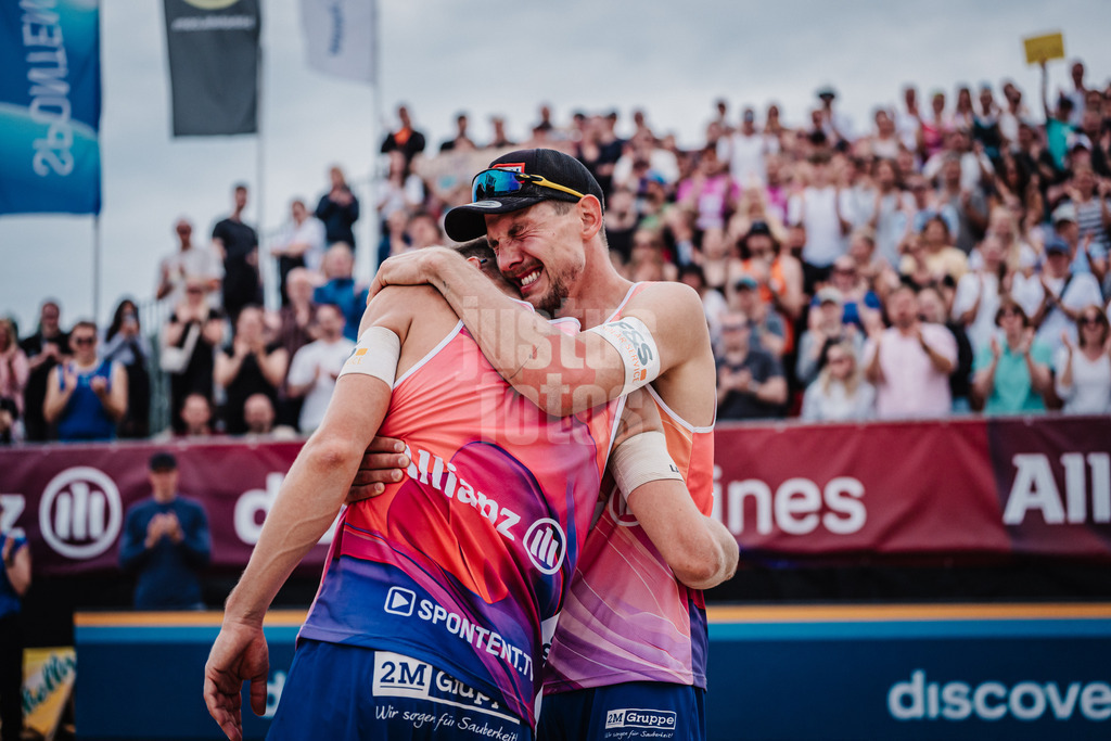 Beachvolleyball | Männer | Allianz German Beach Tour 2025 | Tourstop Bremen | 15.06.2025 | v.l. David Poniewaz und Bennet Poniewaz nach dem letzten Spiel von Bennets Karriere