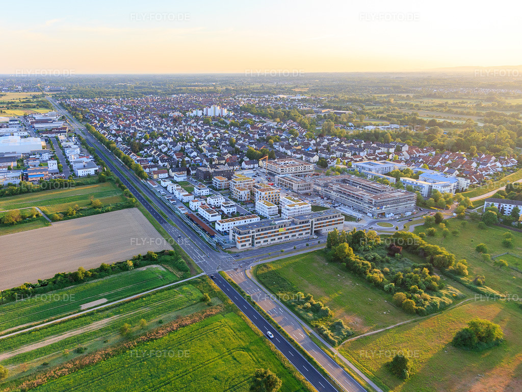 Luftbild: Neubauten in der Emil-Wachter-Straße mit ASB Seniorenzentrum RheinLeben im Ortsteil Mörsch in Rheinstetten im Bundesland Baden-Württemberg in Deutschland. Foto: IMG_146757.jpg vom 14.05.2025 durch Werner Riehm/FLY-FOTO.deWWW.ASB-RHEINSTETTEN-RASTATT.COM