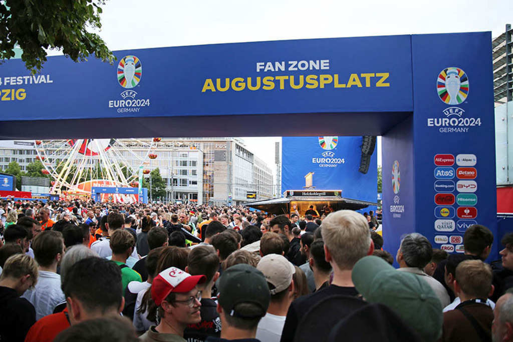 UEFA EURO 2024 in Leipzig - Fan Zone auf dem Augustusplatz | Entdecke über 20 Kategorien Leipzig-Motive: Foto-Downloads, hochwertige Poster, Leinwand- & Fine-Art-Prints. Jetzt Lieblingsfoto im Bildlexikon Leipzig Shop bestellen!