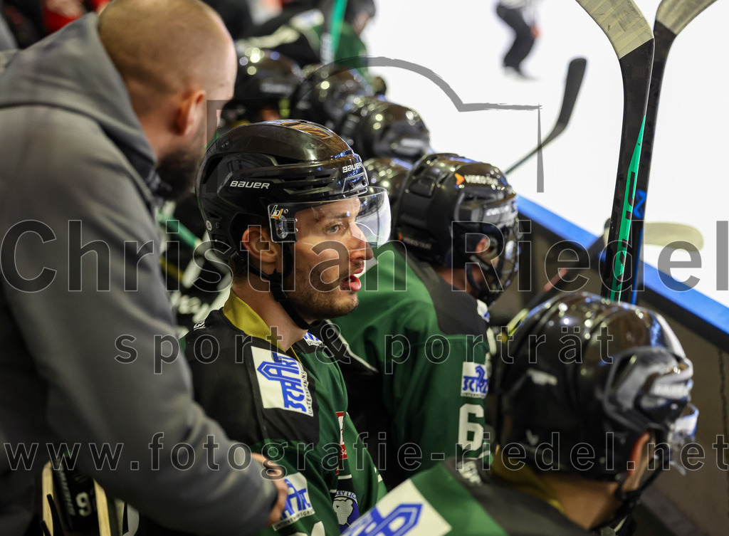 2023-03-19_018_TSV_Erding_gegen_TEV_Miesbach | Erding, Deutschland, 19.03.2023:
Eishockey, Bayernliga Playoffs 2022 / 2023, Halbfinale, TSV Erding gegen TEV Miesbach, Endergebnis: 

Teamchef Felix Schütz (Erding Gladiators), Bastian Cramer (Erding Gladiators, #34)

Foto: Christian Riedel / fotografie-riedel.net