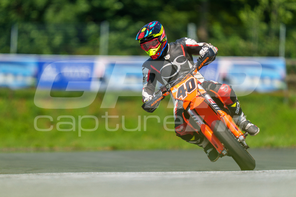 G-Cup + Supermoto Staatsmeisterschaft + Hungarian Supermoto Championship | GRIPcapture steht für authentische Sportfotografie in Österreich – für Momente, die mehr sind als Geschwindigkeit oder Ergebnis. Es geht um Emotion, Spannung, Fokus und den Augenblick, der oft nur einen Wimpernschlag dauert.Ob Motorsport, Teamsport oder 