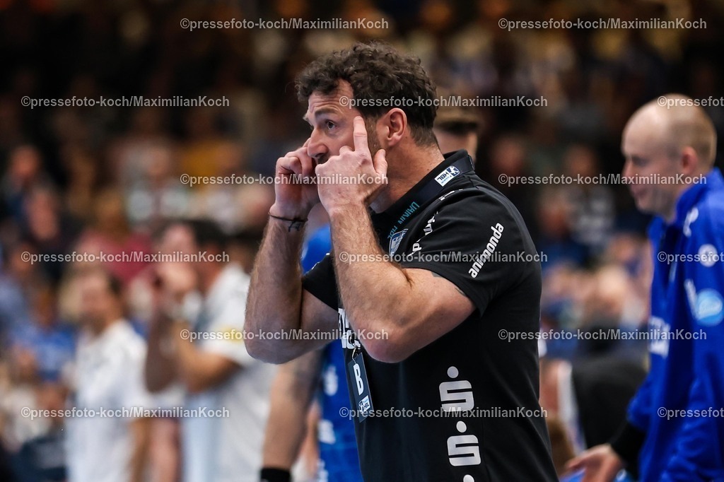 xKWIx26022601049 | 26.02.2026, xKWIx, Handball, DAIKIN Handball-Bundesliga, TBV Lemgo Lippe - Handball Sport Verein Hamburg, PHOENIX CONTACT Arena: Florian Kehrmann (TBV Lemgo Lippe Cheftrainer) fordert Konzentration bei den Spielern Photo: xKamilxWilkowskixPressefotoKochx