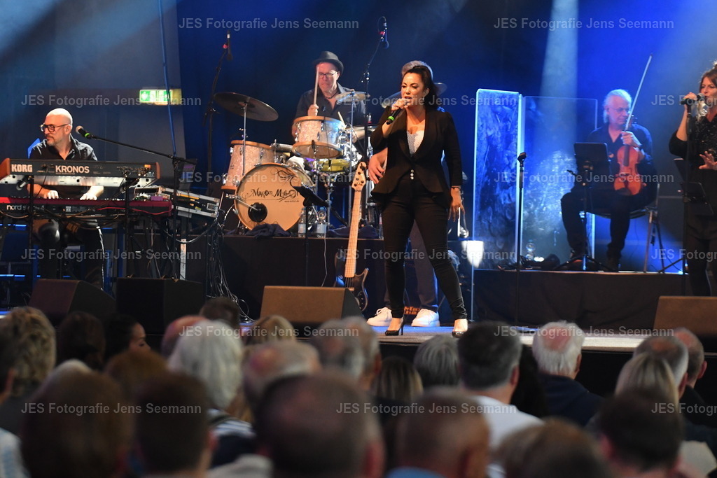 2026_Deborah Lee und the news_One Moment time Whitney Houston__0460 | Fotograf Jens Seemann - Realisiert mit Pictrs.com