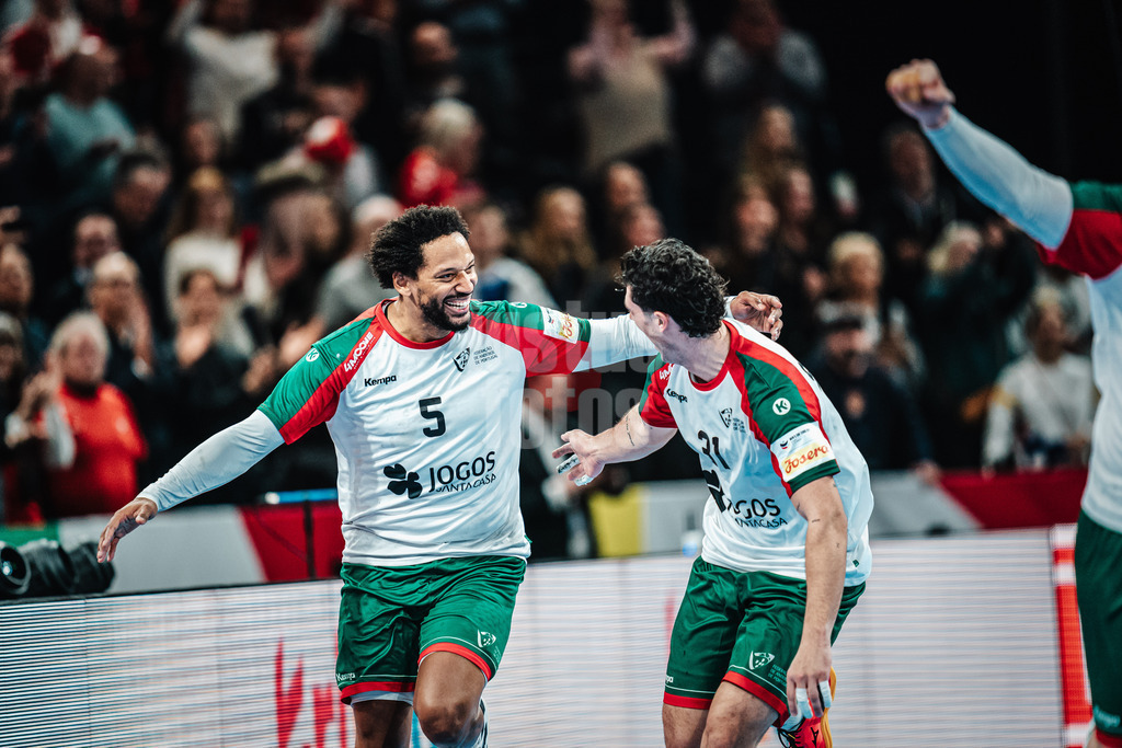 Handball | Herren | EHF EURO 2024 | European Championshop Men 2024 Final Tournament | Norwegen vs. Portugal | 17.01.2023 | v.l. Gilberto Duarte (#5, Portugal, POR) und Salvador Salvador (#31, Portugal, POR) freuen sich über den Sieg gegen Norwegen