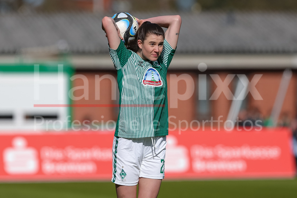 Fussball, Google Pixel Frauen-Bundesliga, SV Werder Bremen - SGS Essen | v.li.: Chiara Hahn (SV Werder Bremen, 21) beim Einwurf, Aktion, Action, Spielszene Portrait, Nahaufnahme, Einzelfoto, Einzelbild, DIE DFB-RICHTLINIEN UNTERSAGEN JEGLICHE NUTZUNG VON FOTOS ALS SEQUENZBILDER UND/ODER VIDEOÄHNLICHE FOTOSTRECKEN. DFB REGULATIONS PROHIBIT ANY USE OF PHOTOGRAPHS AS IMAGE SEQUENCES AND/OR QUASI-VIDEO.