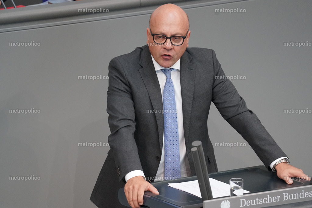 Alexander Throm (4) | Metropolico