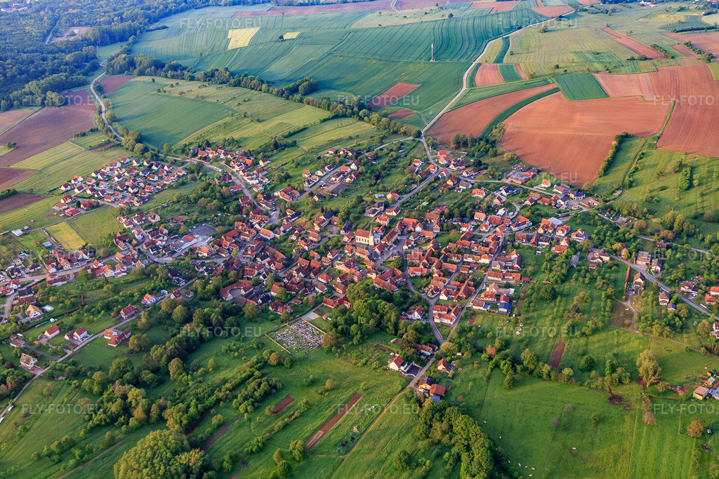 Vue aérienne: Vue d'ensemble du village depuis le nord-ouest à Lampertsloch dans le département Bas Rhin, France – .Photo: IMG_113970.jpg prise le 23/05/2019 par Werner Riehm/FLY-FOTO.eu – Résolution de l'original: 5472 x 3648 px
