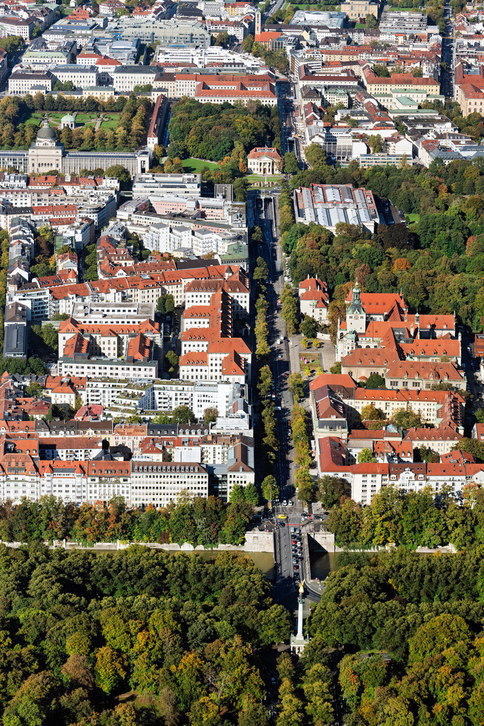 dr__0054094.jpg | MüNCHEN 07.10.2024 Verlauf der Straßenführung ab dem Friedensengel entlang der Prinzregentenstr Richtung Innenstadt an der Prinzregentenstraße in München im Bundesland Bayern, Deutschland. // Street - road guidance ab dem Friedensengel along the Prinzregentenstr Richtung Innenstadt on street Prinzregentenstrasse in Munich in the state Bavaria, Germany. Foto: Daniel Reiter