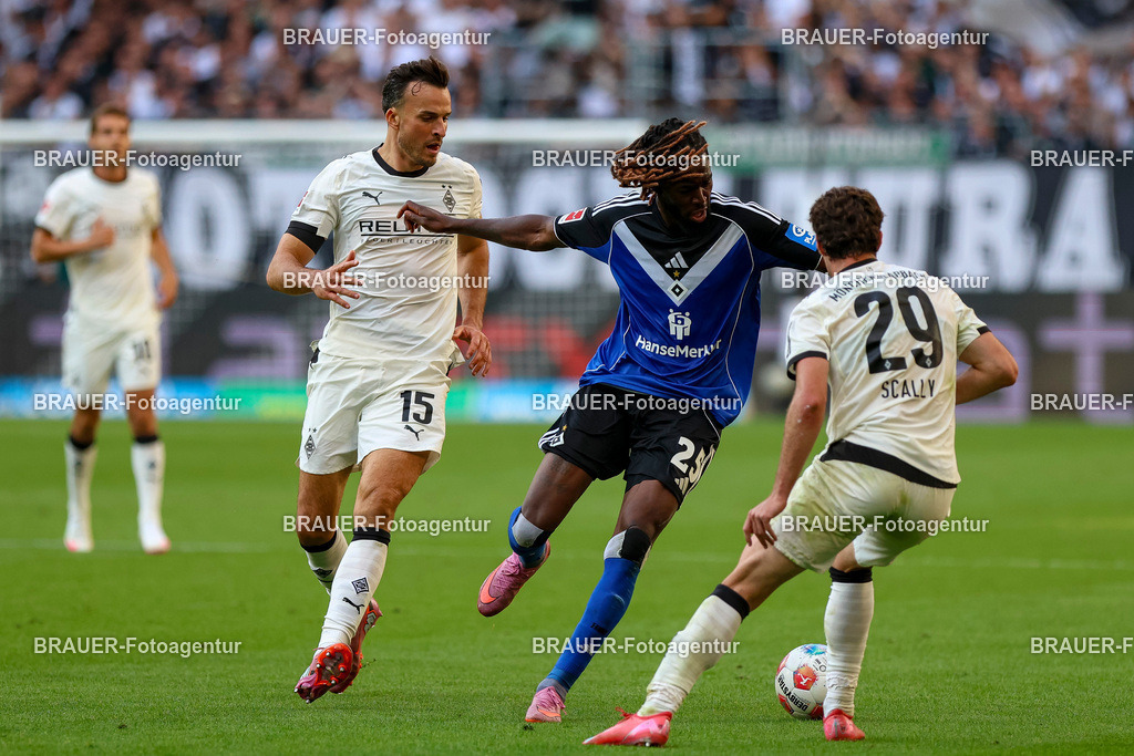 Borussia Mönchengladbach vs Hamburger SV - Bundesliga  | Mönchengladbach, Deutschland, 24.08.25:   Haris Tabakovic (Borussia Mönchengladbach), Jordan Torunarigha (Hamburger SV) und Joseph Michael Scally (Borussia Mönchengladbach) im Kampf um den Ball waehrend des Spiels der Bundesliga zwischen Borussia Mönchengladbach vs Hamburger SV im Stadion im Borussia Park(Foto von Brauer-Fotoagentur / Adrian Schlueter)