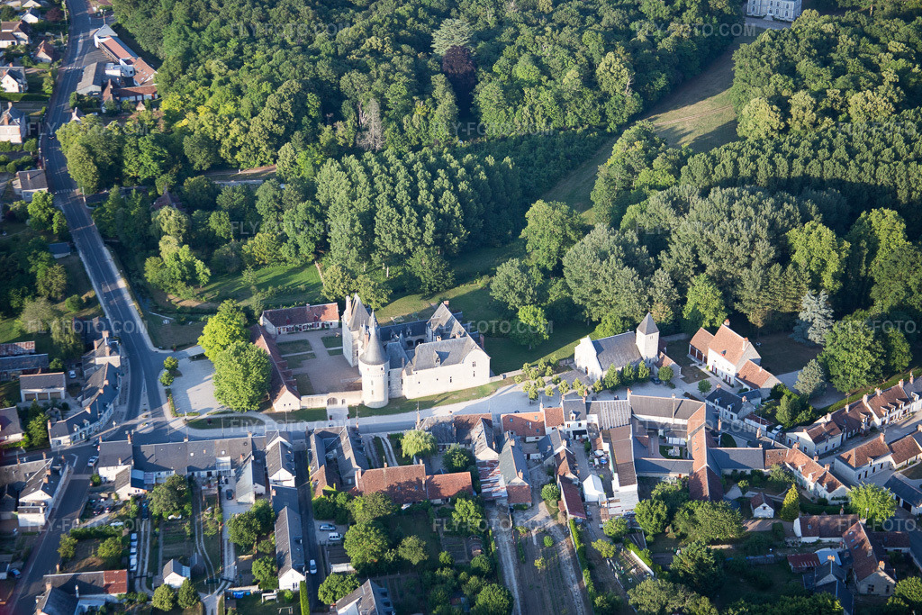 Aerial view: View of the town in Fougères-sur-Bièvre in the state Loir et Cher, France.Photo: IMG_081268.jpg taken on 06/19/2015 by Werner Riehm/FLY-FOTO.comResolution of the original: 5301 x 3534 px