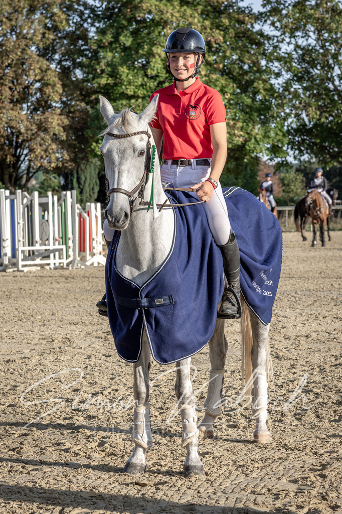 20250907-_3LI4811 | Tierfotografie Pferde, Hunde, Katzen, Haustiere.
Turnierfotografie Reitturniere, Reiten, Springreiten, Dressur in Hanau, dem Main-Kinzig-Kreis und dem Rhein-Main- Gebiet um Frankfurt