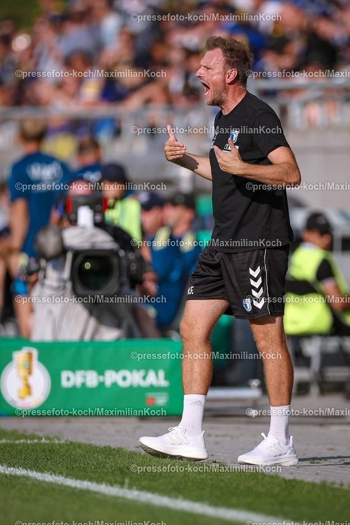 DFB15082501019 | 15.08.2025, Fußball, DFB-Pokal, 1. FC Saarbrücken - 1.FC Magdeburg, Ludwigsparkstadion, Saison 2025 2026: Cheftrainer Markus Fiedler(1FC Magdeburg #hc) gestikulierend am Spielfeldrand Gestik   DFB regulations prohibit any use of photographs as image sequences and or quasi-video.