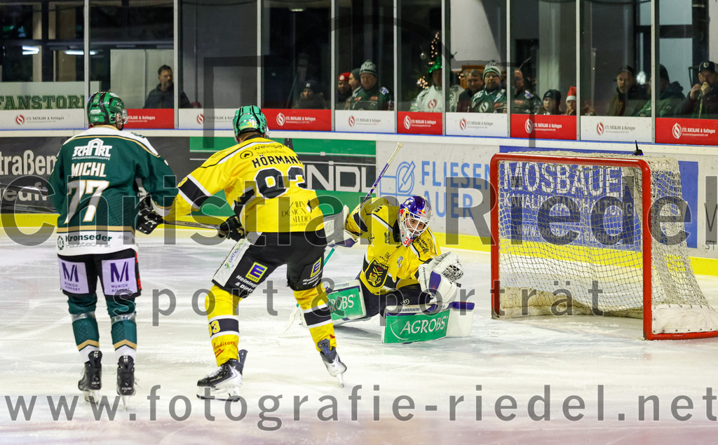 2025-12-19_072_TSV_Erding_gegen_Toelzer_Loewen | Erding, Deutschland, 19.12.2025:Eishockey, Oberliga Süd 2025 / 2026, 27. Spieltag, TSV Erding gegen Tölzer Löwen, Endergebnis: 2:5Philipp Michl (Erding Gladiators, #77), Niklas Hörmann (Tölzer Löwen, #93), Torwart Matthias Bittner (Tölzer Löwen, #32)Foto: Christian Riedel / fotografie-riedel.net