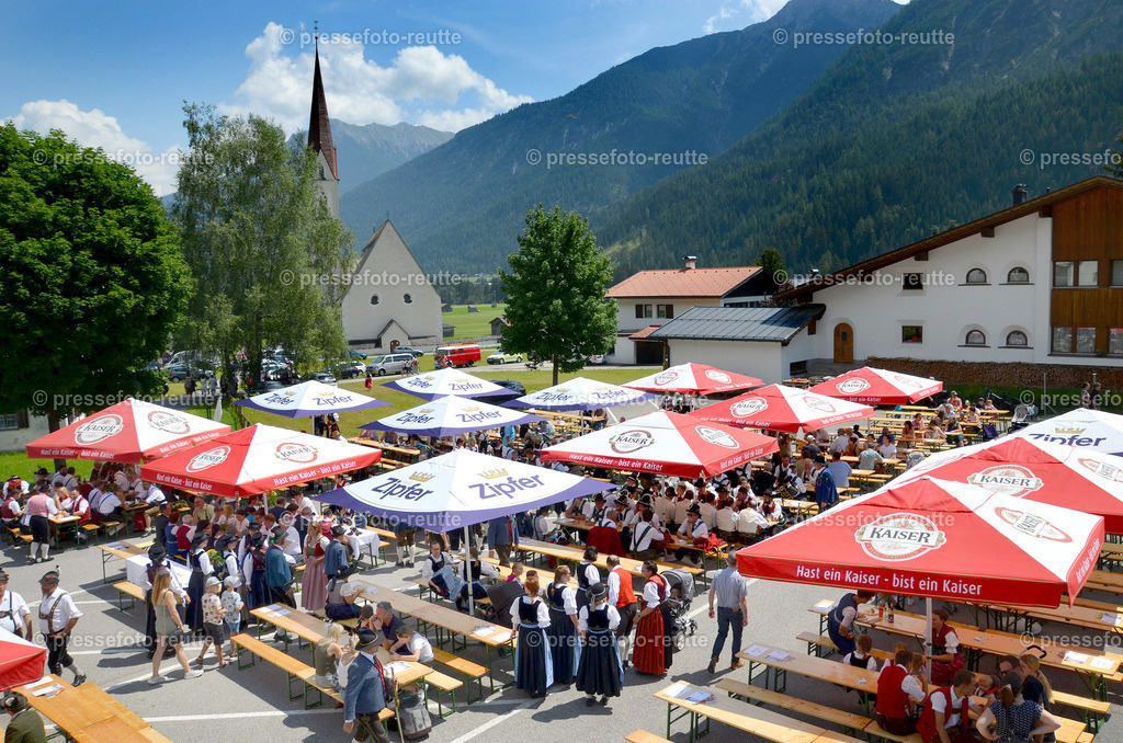 UMZUGENDE-news-2022-Juli24-Bezirksschuetzenfest-Elbigenalp-D51-DSC_1230 | Info aus dem Bezirk Reutte/Ausserfern Tirol sowie eine umfangreiche Bilddatenbank über die gesamte Region: Lechtal, Talkessel Reutte, Tannheimertal, Zwischentoren. Lech, Plansee, Zugspitze, Grenztunnel, B179, Fernpassstraße, Verkehr, Lawinen, Tradition, - Realisiert mit Pictrs.com