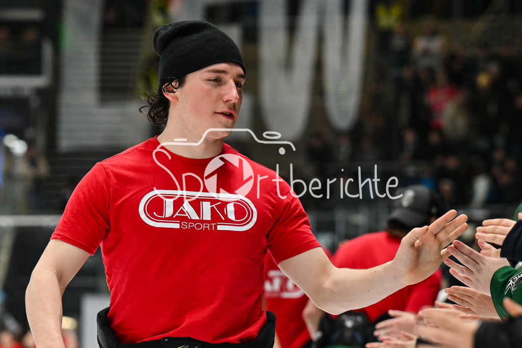 Augsburger Panther - Löwen Frankfurt | AUGSBURG, GERMANY - 16. JANUARY: Die Spieler der Hausherren feiern zusammen mit den Fans den Heimsieg gegen Frankfurt nach dem Match zwischen den Augsburger Panthern und den Löwen Frankfurt am 40. Spieltag der penny DEL im Curt Frenzel Stadion - Enrico HENRIQUEZ (Augsburger Panther 52)