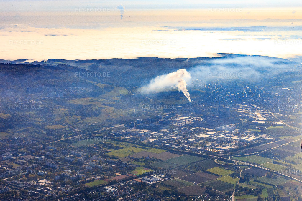 Luftbild: Industriegebiet aus Nordwesten mit Zementwerk im Dunst Heidelberg Materials im Ortsteil Rohrbach in Heidelberg im Bundesland Baden-Württemberg in Deutschland. Foto: IMG_104230.jpg vom 31.10.2017 durch Werner Riehm/FLY-FOTO.deF&E: nachhaltige Baustoffe entwickeln | Heidelberg Materials