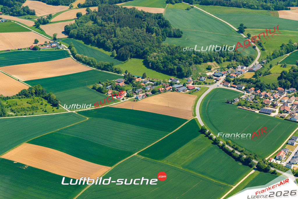 Das Luftbild zeigt : Hinzelbach Weng - Die Luftaufnahme wurde 2024 vom UL-Flugzeug aus erstellt ( keine Drohne ) - Hochauflösende Luftaufnahme - Für grossformatige Ausdrucke geeignet. Die Geschenkidee !Mit Lizenz und Bildrechte bestellbar