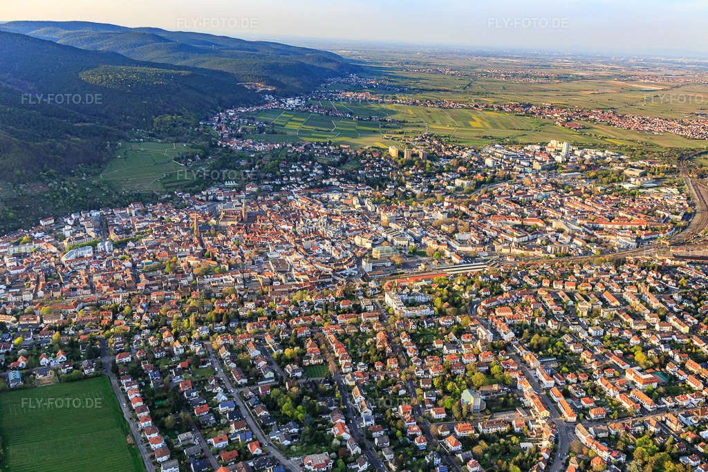 Luftbild: Stadtübersicht aus Süden in Neustadt an der Weinstraße im Bundesland Rheinland-Pfalz in Deutschland. Foto: IMG_106607.jpg vom 17.04.2018 durch Werner Riehm/FLY-FOTO.de