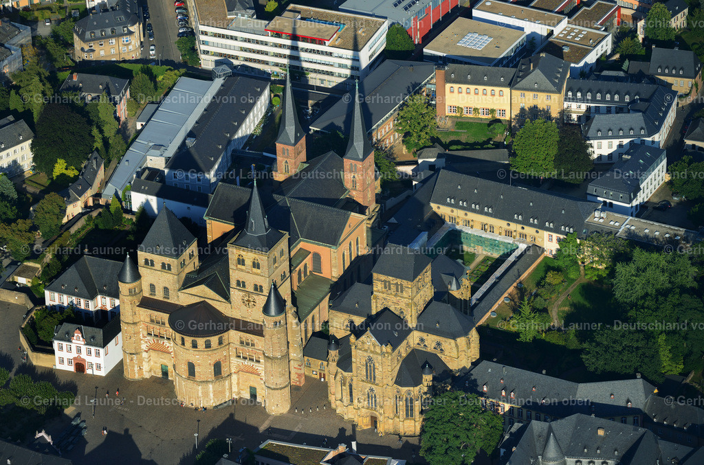 3291002 | Die Hohe Domkirche St. Peter zu Trier ist die älteste Bischofskirche Deutschlands und die Mutterkirche des Bistums Trier