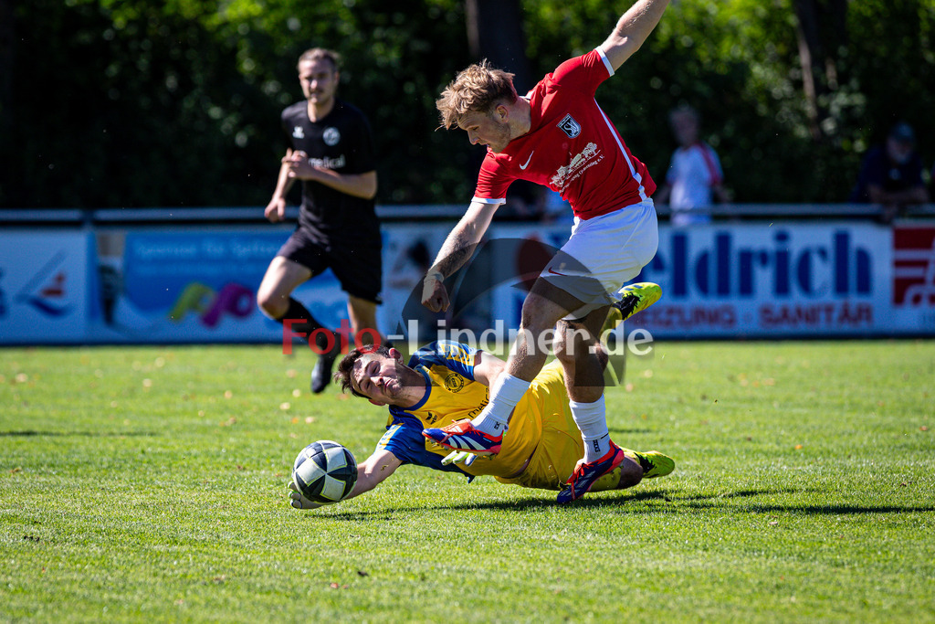 SV Raisting gegen SV Waldeck-Obermenzing München | Fußball Herren Bezirksliga Oberbayern Süd 2025/26 7. Spieltag, SV Raisting gegen SV Waldeck-Obermenzing München, 20250831,Torchance Christoph SEIZINGER (SV Waldeck-Obermenzing München 16), Torwartaktion, 2025-08-31 in Raisting (Raiffeisen Arena Raisting), Christoph SEIZINGER (SV Waldeck-Obermenzing München 16), Urban SCHAIDHAUF (SV Raisting Torwart 1), Copyright: WolfgangxLindner www.foto-lindner.de