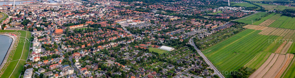 Luftbild: Uferbereiche am Sandstrand des Nordsee-Freibades Döse im Ortsteil Döse in Cuxhaven im Bundesland Niedersachsen in Deutschland. Foto: IMG_70499-Pano.jpg vom 06.08.2014 durch Werner Riehm/FLY-FOTO.deAuflösung des Originals: 9908 x 2620 px