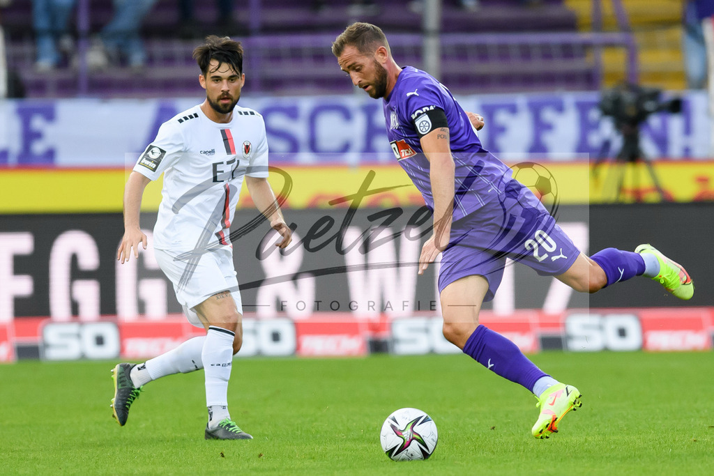 OSNVKO2021090620210906_131 | Fussball, Herren: Marc Heider (VfL Osnabrueck) in Aktion, am Ball, Einzelaktion beim Spiel der 3. Liga zwischen VfL Osnabrueck und FC Viktoria Koeln im Stadion an der Bremer Bruecke am 06.09.2021 in Osnabrueck, Deutschland.DFB / DFL REGULATIONS PROHIBIT ANY USE OF PHOTOGRAPHS AS IMAGE SEQUENCES AND/OR QUASI-VIDEO. - Realisiert mit Pictrs.com