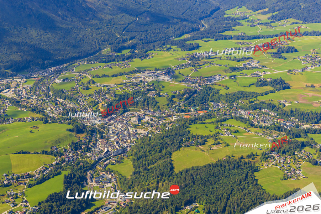 Luftaufnahme der Stadt Bad Aussee - Die Luftaufnahme wurde 2025 vom UL-Flugzeug heraus erstellt ( keine Drohne ) - Hochauflösende Luftaufnahme - für professionelle Ausdrucke geeignet. Die Geschenkidee !Mit Lizenz und Bildrechte bestellbar